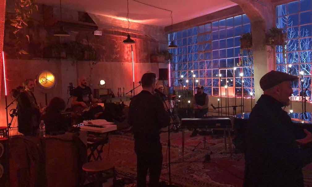 Manuel Agnelli dà «Ossigeno» a Rai3 con musica e talk. Bonolis e Santamaria tra gli ospiti