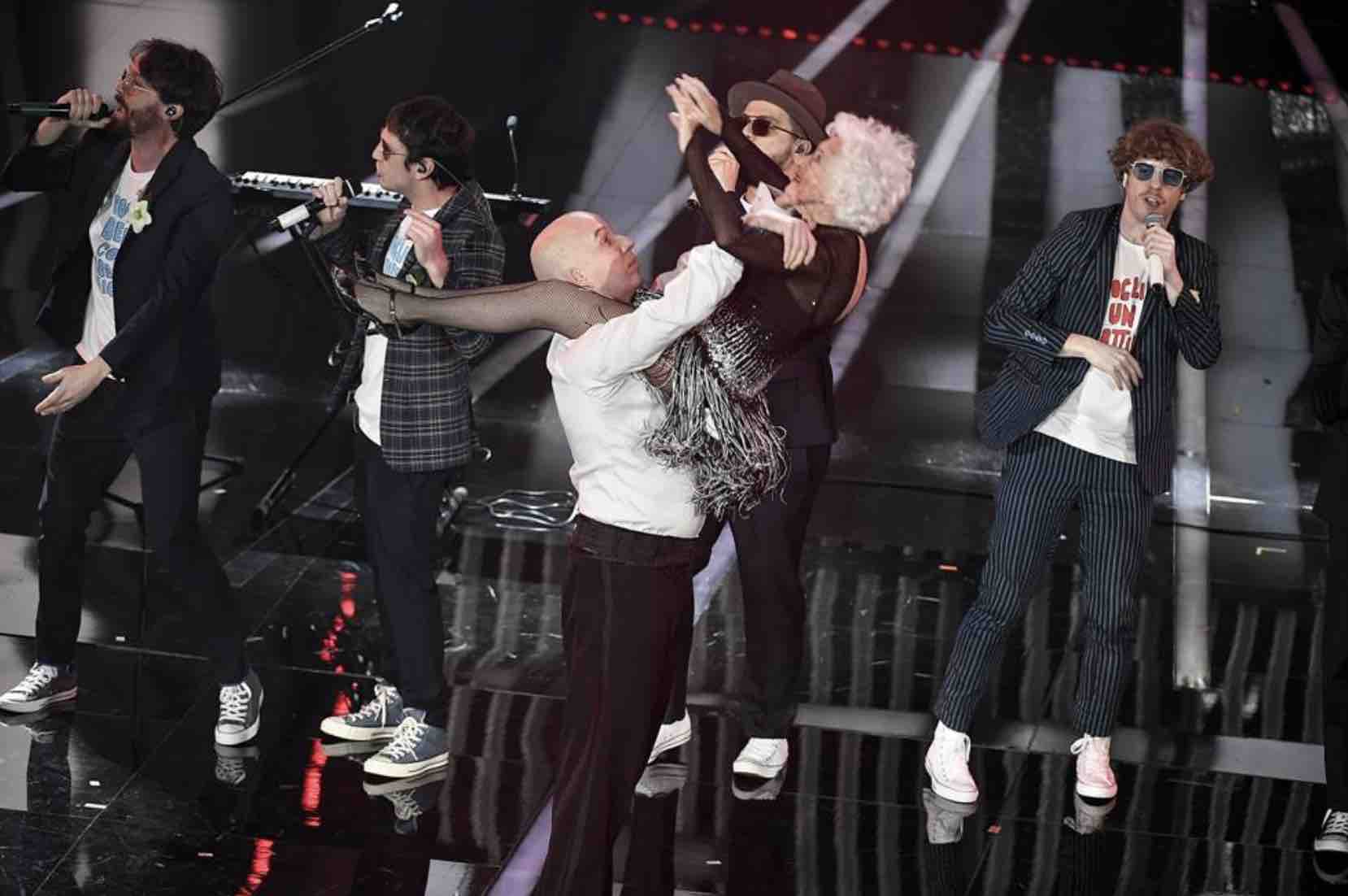 Sanremo 2018: chi è Paddy Jones, la vecchia che balla de Lo Stato Sociale