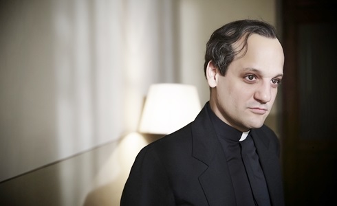 Programmi TV di stasera, domenica 11 febbraio 2018. Su Canale5 Chiamatemi Francesco, il film su Papa Bergoglio. Tornano Le Iene