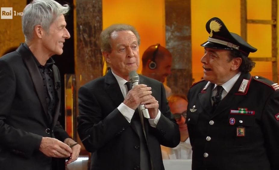 Sanremo 2018, Nino Frassica al bistrattato Memo Remigi: «Ti vuole la D’Urso a Domenica Live». Lui: «Non posso». I due erano fidanzati – Video