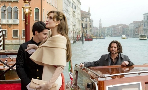 Programmi TV di stasera, giovedì 8 febbraio 2018. Su Rai3 The Tourist