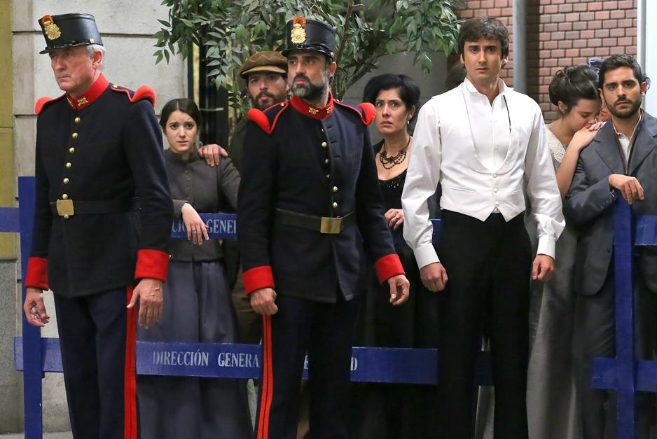 Una Vita, anticipazioni: Mauro e Simon feriti dai rapinatori di casa Valverde