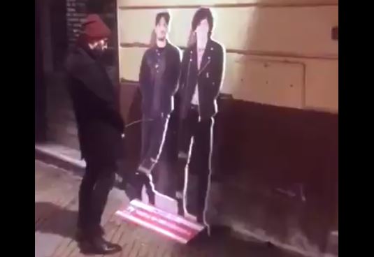 Collaboratore di Diodato urina sul cartonato di Ermal Meta e Fabrizio Moro