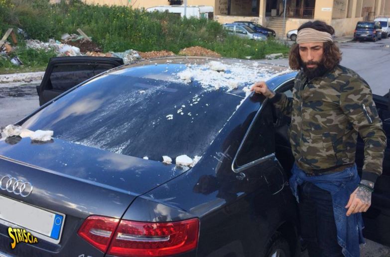 Striscia la Notizia, Brumotti aggredito a Palermo: colpo d’arma e blocco di cemento contro l’auto della troupe