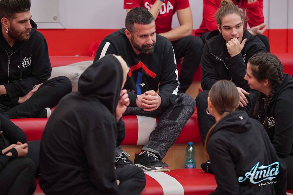 Amici 2018, daytime 1 marzo. Luca Tommassini fa fuori le tutine dal Serale: «Finalmente avrete dei costumi»