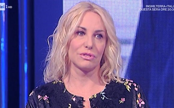 Antonella Clerici ricorda tra le lacrime Fabrizio Frizzi: «Non riesco a parlare da due giorni. L’amore che lui ha dato gli sta tornando»