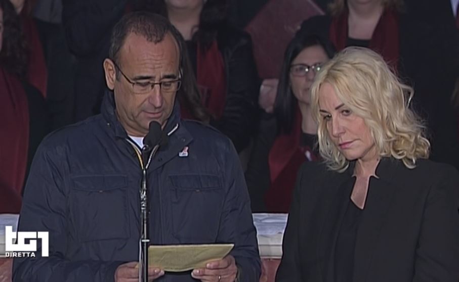 Commozione e folla ai funerali di Fabrizio Frizzi. Antonella Clerici e Carlo Conti leggono la ‘Preghiera degli Artisti’