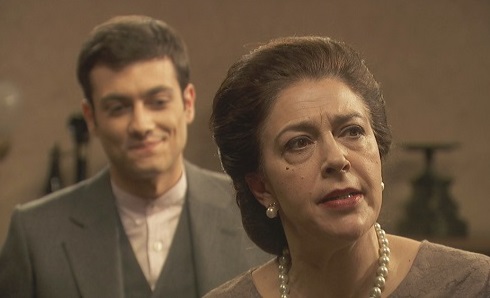 Il Segreto, anticipazioni: anche Prudencio si innamora di Julieta, ma intanto spalleggia Donna Francisca