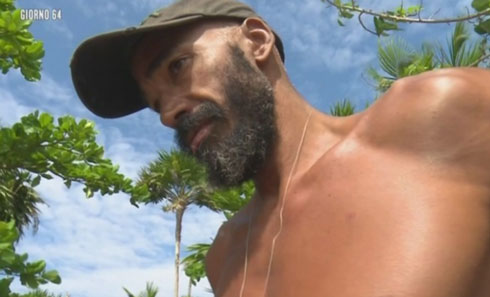 Isola, giorni 63-64. La furia di Amaurys contro Simone Barbato: «Maligno, calcolatore e opportunista. Che schifo!»