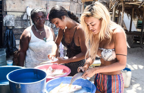 Isola, giorni 56 e 57. Marco nasconde un cocco e Bianca lo smaschera. Per Elena e Rosa una missione stile Pechino Express