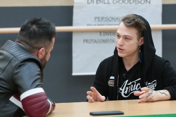 Amici 2018, daytime 21 marzo. Irama: «Mi piacerebbe cantare con una pistola al posto del microfono»