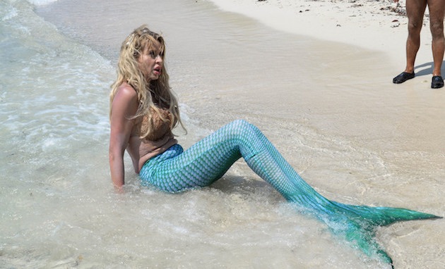 Isola, giorni 61 e 62. Valeria Marini si trasforma in una sirena e poi saluta i naufraghi, Francesca pesca il primo pesce: uno scorfano