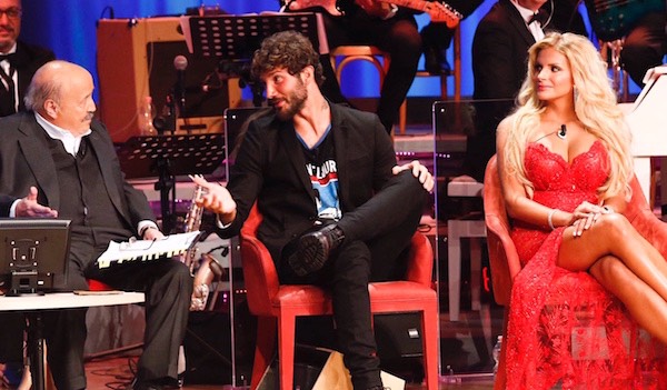 Maurizio Costanzo Show: gli ospiti dell’ultima puntata. De Martino balla con Paddy Jones (Video)