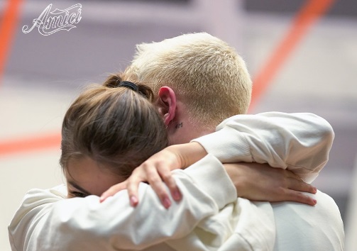 Amici 2018, daytime 11 aprile. Daniele passa nei Blu perché non resiste lontano da Lauren. Biondo nei Bianchi