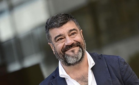 Programmi TV di stasera, venerdì 13 aprile 2018. Su Italia 1 «Sei su Scherzi a Parte» con Francesco Pannofino