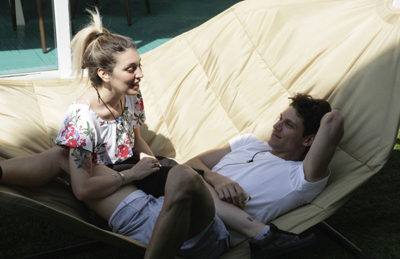 Grande Fratello: Veronica si dichiara a Valerio ma ha la fidanzata fuori. Lui la rimbalza