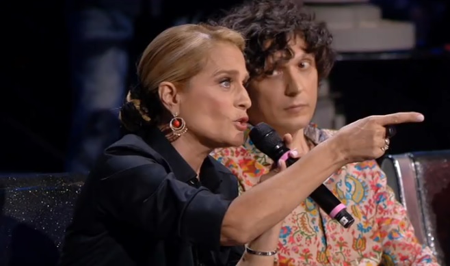 Amici 2018, la madre di Biondo contro Heather Parisi: «Comportamento deplorevole. Ha associato mio figlio ad un reato di cyberbullismo»