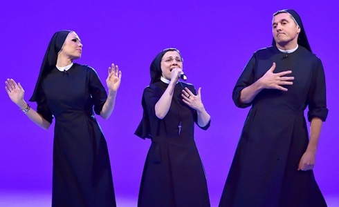 Programmi TV di stasera, mercoledì 11 aprile 2018. Suor Cristina “iena” per una sera