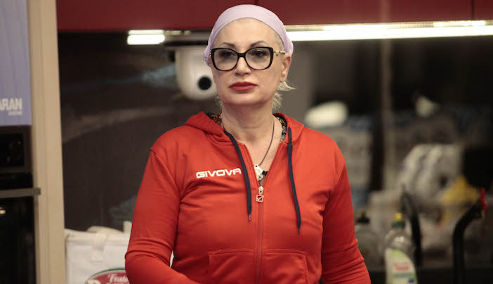 Grande Fratello, è ancora scontro tra Lucia a Danilo: «Sei un gran maleducato, non mi devi prendere per il cu*o». Lui: «Mi scusi Signora Bramieri»