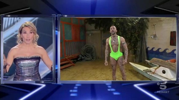 Grande Fratello 2018, prima puntata del 17 aprile. Malgioglio contro Aida Nizar: «E’ insopportabile». Subito fuori Simone Poccia. Al televoto Filippo e Valerio