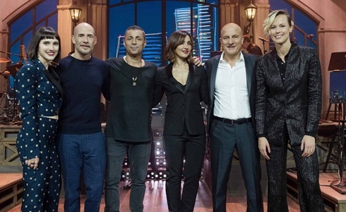 Programmi TV di stasera, sabato 21 aprile 2018. Al Saturday Night Live Ambra Angiolini, Alex Britti, Lodovica Comello, Federica Pellegrini, Alvaro Soler e Gianmarco Tognazzi