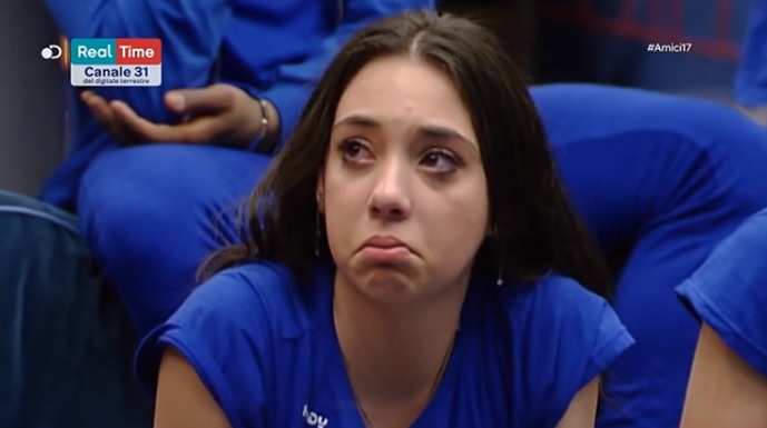 Amici 2018, daytime 4 aprile. Garrison attacca Sephora: «E’ uno spreco. Che senso ha avere una come lei?». I Bianchi scoprono le esibizioni di sabato