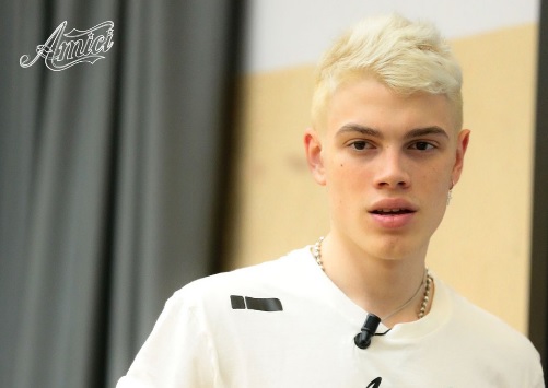 Amici 2018, daytime 9 maggio. Di Francesco dà del paracu*o a Biondo, lui ribatte: «Non mi guardare Carlé, tappate le orecchie»