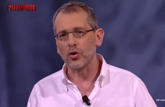 Piazzapulita, Corrado Formigli contro Mentana che sfora: «Grazie per i 40 minuti di ritardo». Poi rimprovera La7 – Video