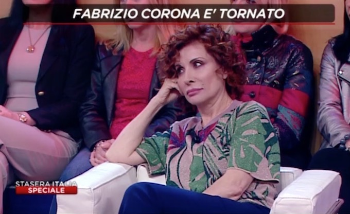 Stasera Italia, Fabrizio Corona irrompe in diretta contro la D’Eusanio: «Mi ha leccato il culo per cinque anni». Alda: «Mi hai sempre fatto schifo» – Video