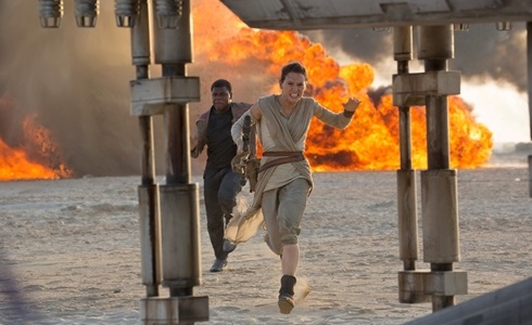 Programmi TV di stasera, lunedì 7 maggio 2018. Su Canale5 in 1^Tv Star Wars: Episodio VII – Il risveglio della forza