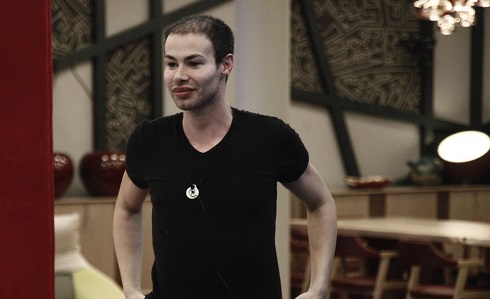 Grande Fratello, Angelo rivela: notte hot con Baye Dame al Lido Carmelita. Poi tocca le parti intime di Filippo