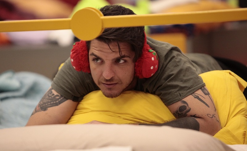 Grande Fratello, Luigi si vanta di aver offeso la Pezzopane: «Ho bastonato per bene Simone»