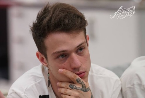 Amici 2018, daytime 3 maggio. Irama al veleno contro Warner (sua ex casa discografica): «Mi risposero ‘chi caz*o sei’? Non mi si inc*lava nessuno»