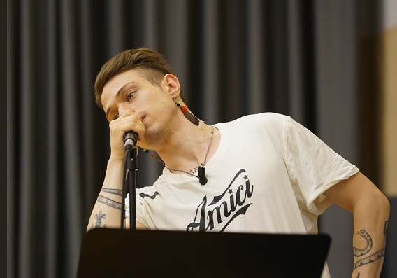 Amici 2018, daytime 31 maggio. Einar difende Carmen, Irama lo bacchetta: «Fratello mio io ti voglio bene però non fare così»