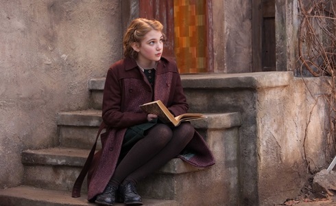 Programmi TV di stasera, giovedì 10 maggio 2018. Su Canale5 «Storia di una ladra di libri»