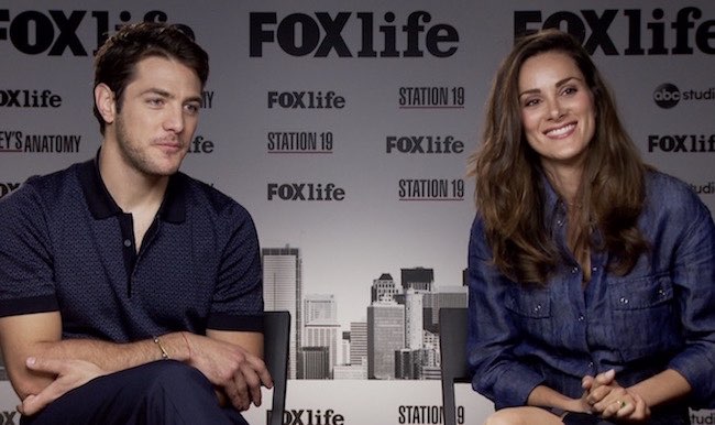 DavideMaggio.it intervista Alberto Frezza (Station 19) e Stefania Spampinato. L’attrice: «Ecco come vorrei morire in Grey’s Anatomy» – Video