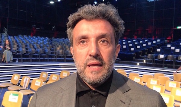 Flavio Insinna a DM: «Devo a Frizzi la mia carriera da intrattenitore. Non ho più voglia di fare la guerra, anzi non l’ho mai fatta»