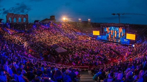 Wind Music Awards 2018: la scaletta della prima puntata. Laura Pausini canta la sigla (e non solo). C’è anche Elettra Lamborghini