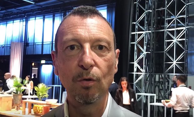 Amadeus a DM: «Vorrei avere un politico a I Soliti Ignoti. Non mi hanno chiesto di condurre Affari Tuoi»