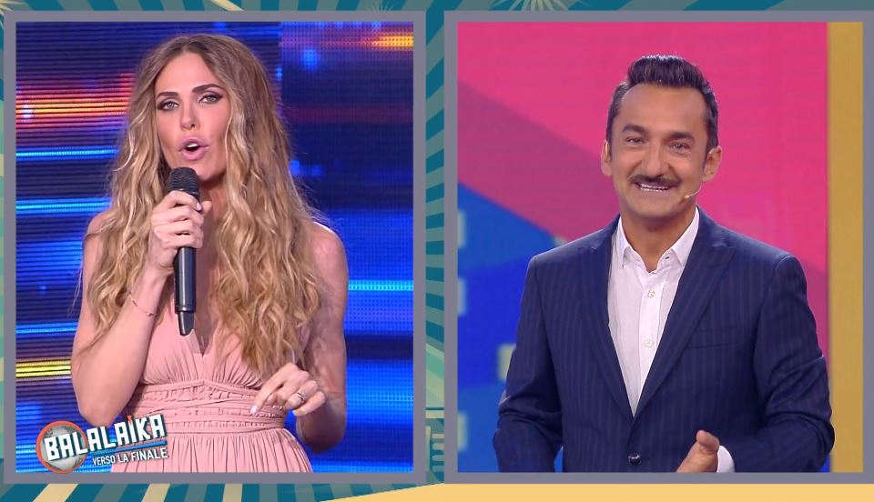 Balalaika, assente Ilary Blasi. L’autogol della conduttrice: finge di essere al Summer Festival ma è in vacanza