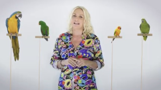 Portobello: Antonella Clerici e i pappagalli protagonisti del promo – Video