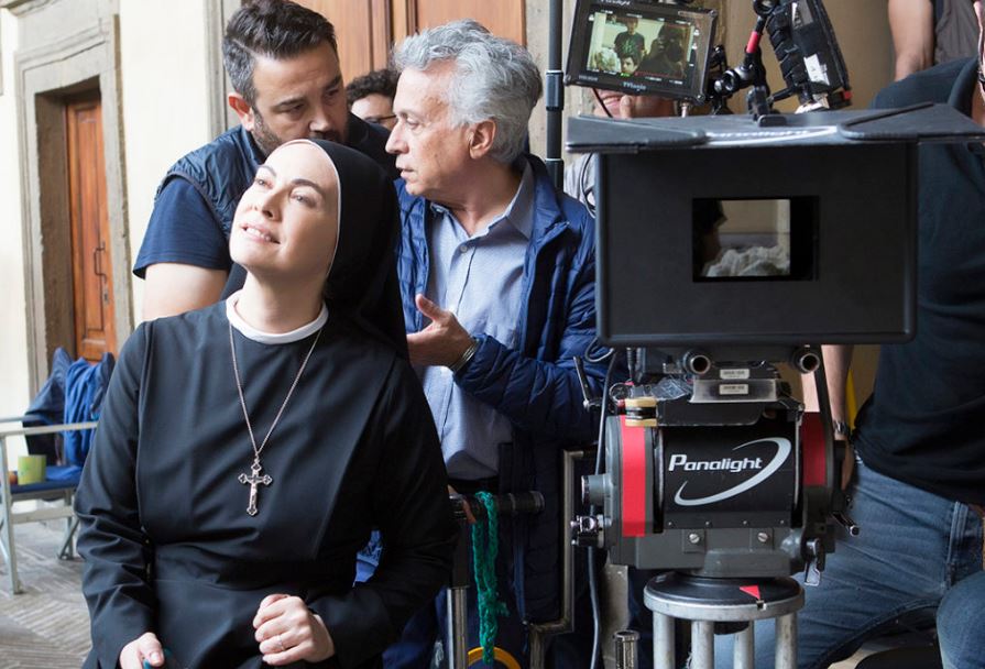 Fiction, estate di polemiche: «Che Dio Ci Aiuti» lascia il set di Fabriano, «I Medici» respinti dal duomo di Pienza