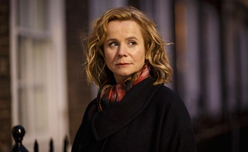 Programmi TV di stasera, giovedì 23 agosto 2018. Su Rai3 Emily Watson in Apple tree yard – In un vicolo cieco