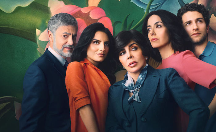 La Casa de las Flores: il ritorno comedy e arcobaleno di Veronica Castro su Netflix