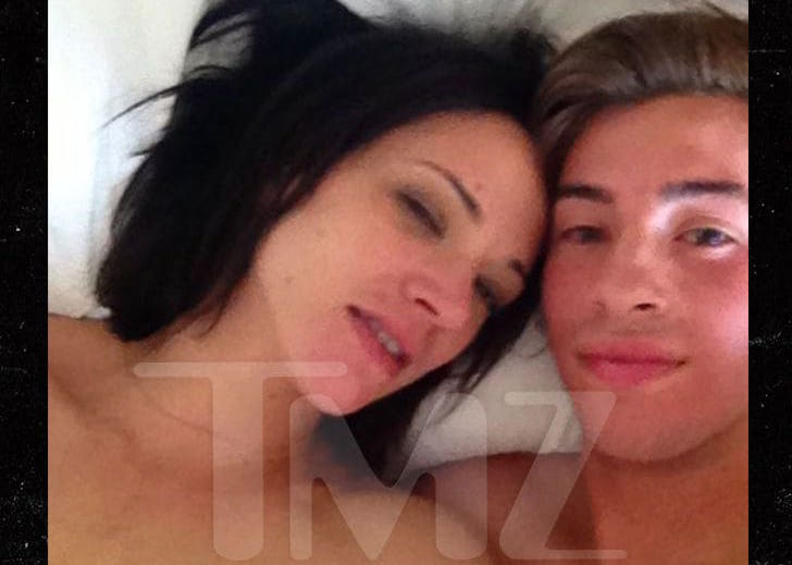 Asia Argento ad un amico: «Ho fatto sesso con Jimmy. Non sapevo fosse minorenne». Inevitabile l’esclusione da X Factor