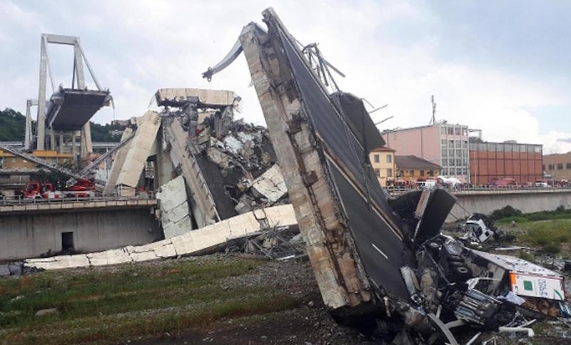 Crollo del ponte a Genova: la Rai senza pubblicità per un giorno. Ma a che serve? I funerali in diretta su Rai1