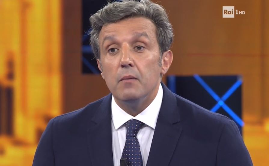 L’Eredità, gaffe degli autori: «Arezzo famosa per la Quintana». Insinna si scuserà in tv