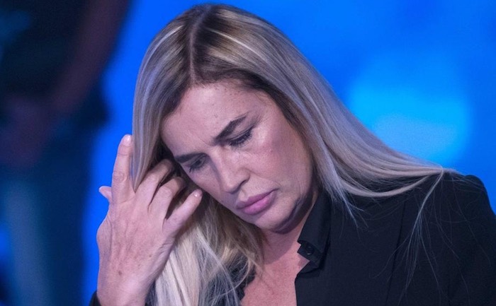 Grande Fratello Vip 2018: la decisione di Lory Del Santo sarà comunicata lunedì in diretta. Il reality gioca sulla tragedia