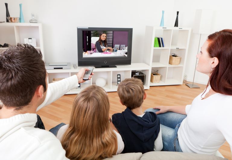 Rapporto Auditel-Censis: la TV spopola in Italia e aggrega ancora le famiglie. Ecco quanti hanno visto Netflix