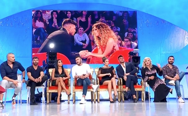 Uomini e Donne: Sara Affi Fella ha ingannato la trasmissione per business. Il fidanzato si nascondeva nell’armadio – Video